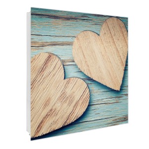 Weißer Schlüsselkasten mit Glasfront, Holzherz-Motiv, 50 Haken, beschreibbar & magnetisch.