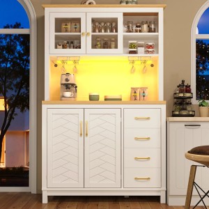 Weißer Buffetschrank mit LED-Lichtleiste, Glas- und Holztüren, Schubladen und goldfarbenen Griffen. Modernes Küchendesign.