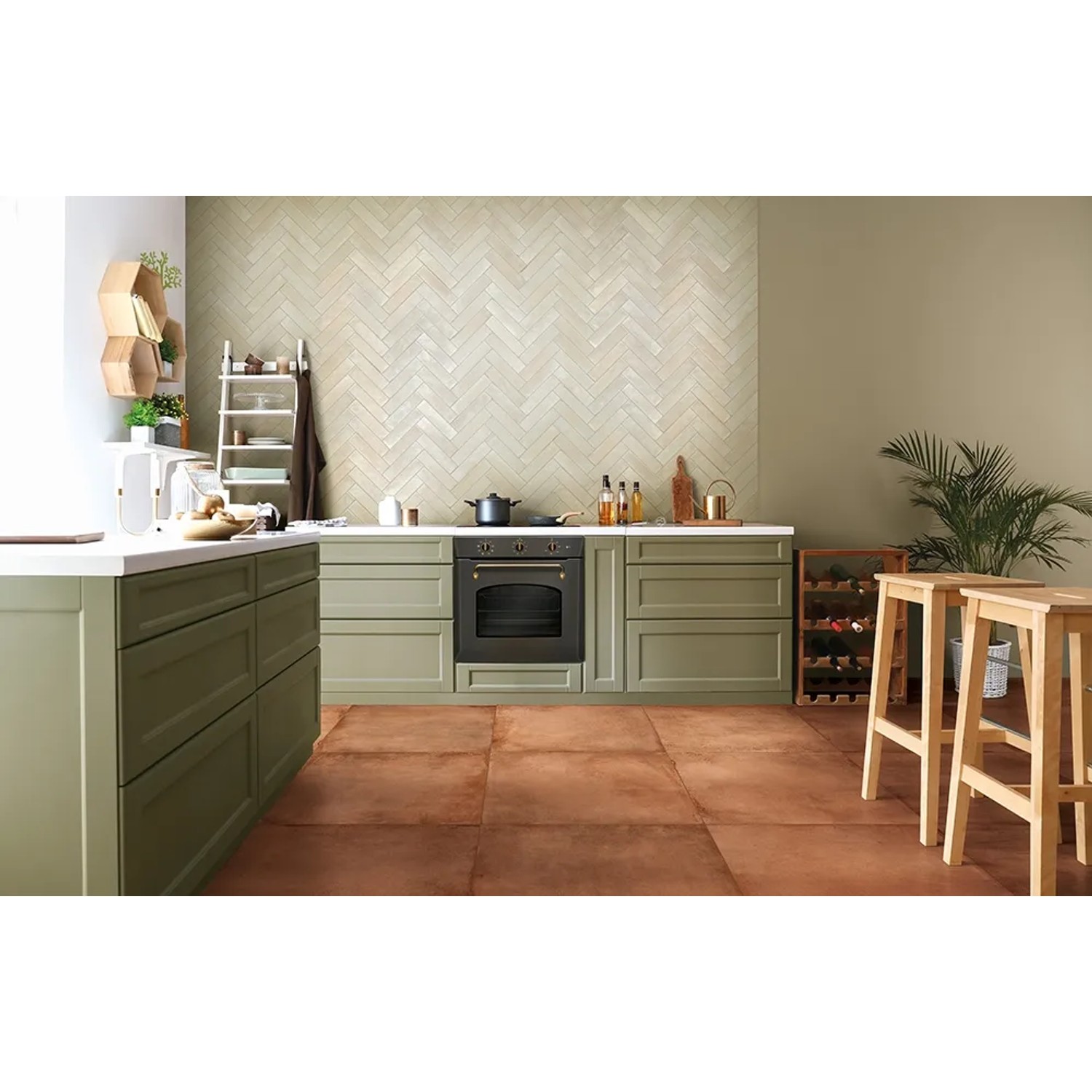 Küche mit Bodenfliese Feinsteinzeug Milano Cotto 80x80 cm in Cotto-Optik und grünen Küchenmöbeln.