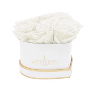 Herzförmige Rosenbox mit 8 weißen Rosen. Elegante Blumendekoration.