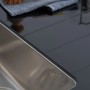 Detailaufnahme: Schwarze Respekta Glasspüle New York, 100x50 cm, mit Edelstahlbecken.