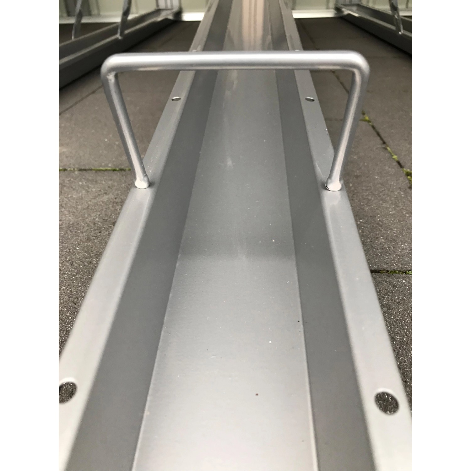 Detailaufnahme Fahrradhalterung der Globel Fahrradbox Family, anthrazit. Gerätehaus Zubehör.