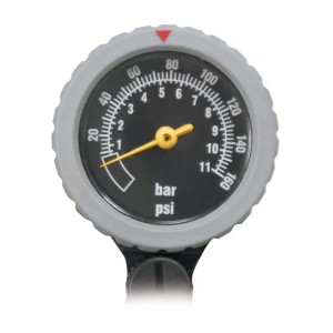 Detailaufnahme Manometer der Force Standpumpe, silbernes Gehäuse, Anzeige bis 11 Bar.