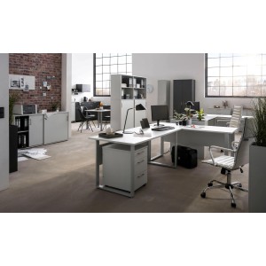 Büro mit Schildmeyer Aktenschrank Serie 1500 in Lichtgrau, Schreibtischen und Bürostuhl.