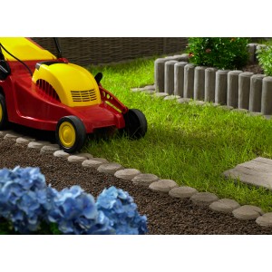 Mähkante Antik Holzoptik im Garten mit Rasenmäher und Blumen.