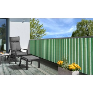 Floraworld Sichtschutzmatte Grün-Mix 90x300cm auf Balkon mit Gartenmöbeln.