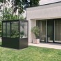 Biohort Gewächshaus Florentina Maxi, dunkelgrau-metallic, mit Pflanzen im Garten.