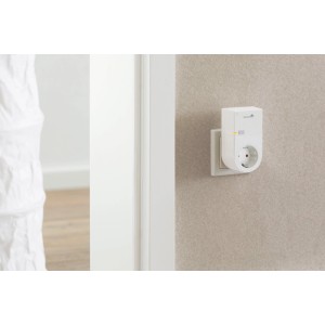 Weiße Funk-Steckdose für Innen, in eine Wandsteckdose gesteckt.