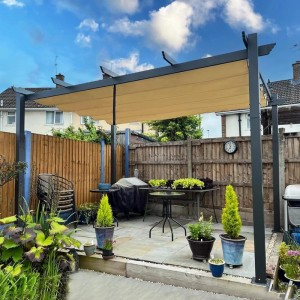Moderne Aluminium Pergola mit beigem Schiebedach auf einer Terrasse. Ideal als Sonnenschutz für Garten und Outdoor-Bereiche.