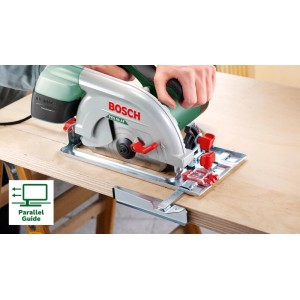 Bosch Handkreissäge PKS 66 AF sägt Holz präzise mit Parallelanschlag. Silber-grüne Kreissäge in Aktion.