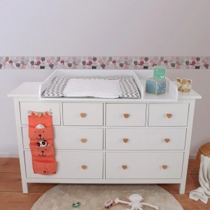 Rosa Katzen Bordüre im Kinderzimmer über einer weißen Kommode mit Wickelauflage.