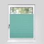 Türkisfarbenes Plissee 90x210 cm am Fenster, blickdicht und ohne Bohren montiert.