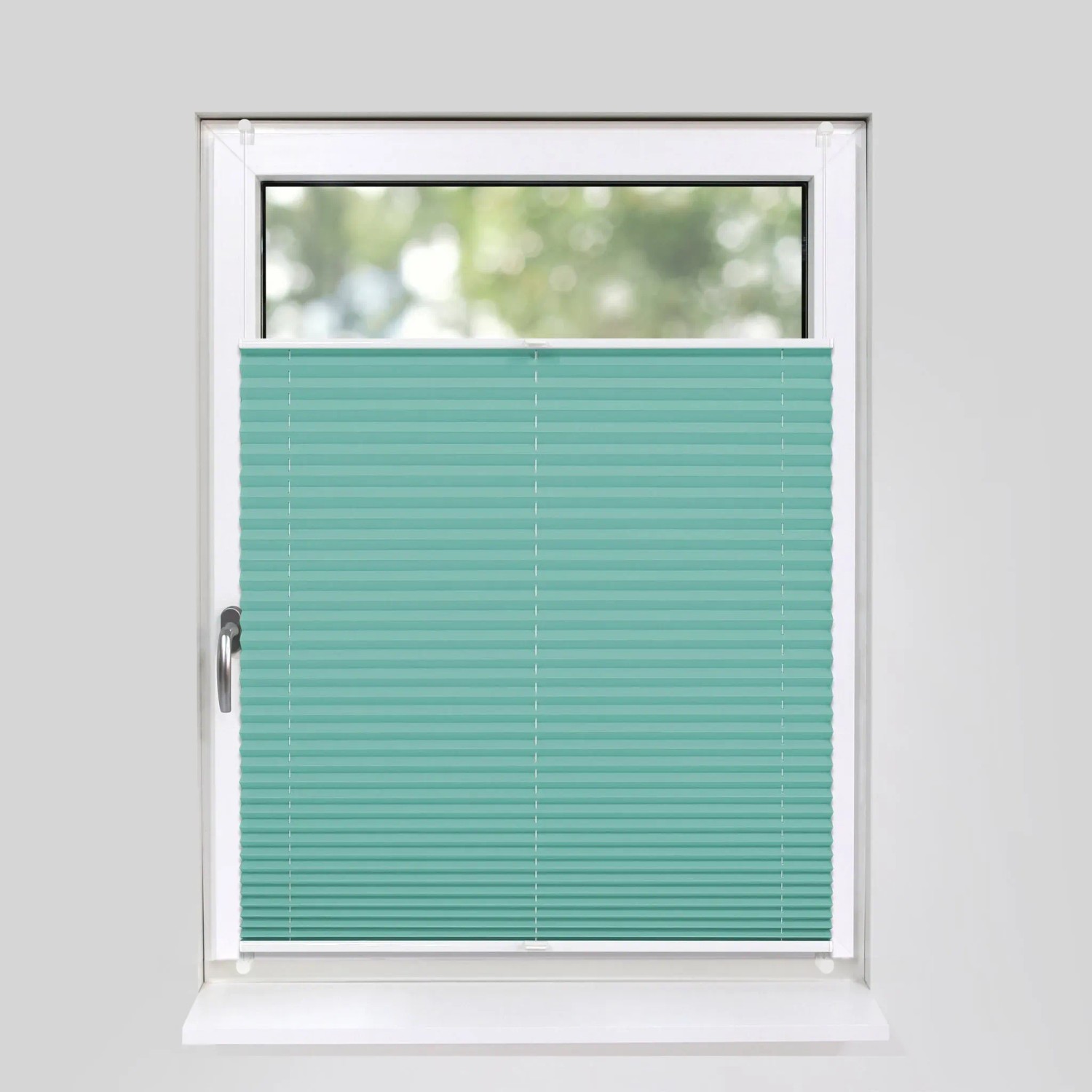 Türkisfarbenes Plissee 90x210 cm am Fenster, blickdicht und ohne Bohren montiert.