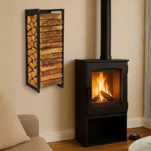 Schwarzes Kaminholzregal mit Holzscheiten zur Wandmontage neben Kaminofen.