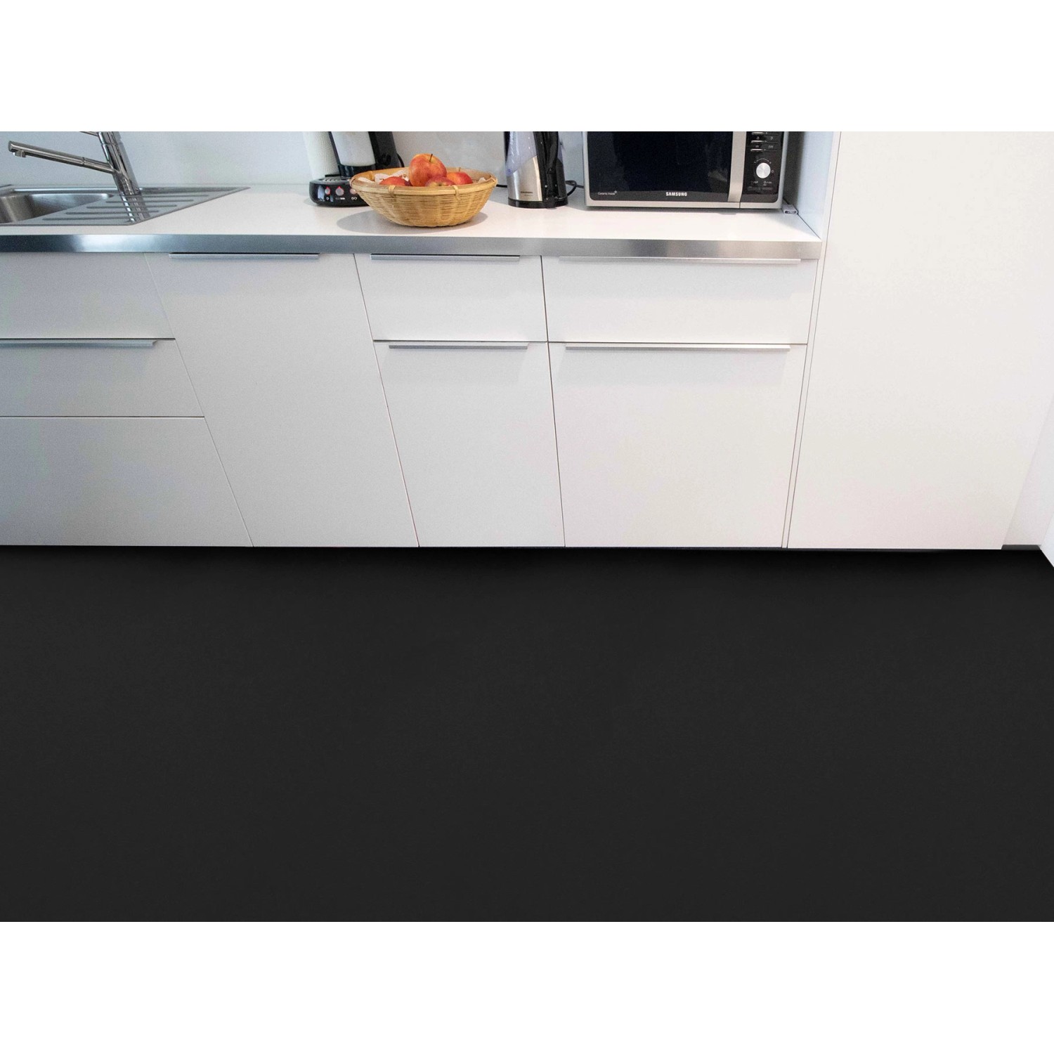 Schwarzer PVC-Bodenbelag Primaflor Expotop (2,00m x 17,00m) in einer modernen Küche.