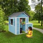 Axi Lodge Spielhaus Karibisches Blau mit spielenden Kindern im Garten.