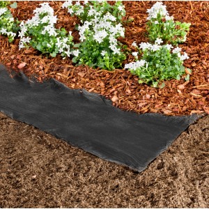 Schwarze Windhager Unkrautfolie Antiweed unter Rindenmulch und Pflanzen.