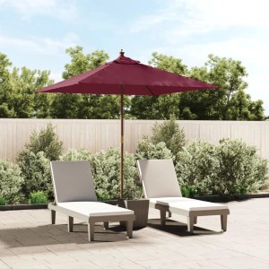 Quadratischer, bordeauxroter vidaXL Sonnenschirm mit Holzmast und zwei Liegen im Garten.