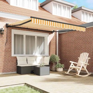 Einziehbare Markise in Gelb-Weiß gestreift über einer Terrasse, bietet Sonnenschutz für den Außenbereich.