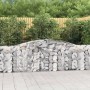 Gefüllte Gabione mit Hochbogen als dekoratives Element im Garten.