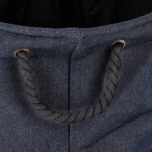 Detailansicht: Jeansblauer Wäschesammler mit Seilgriffen von Zeller Present.