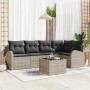 Hellgraues 6-tlg. vidaXL Garten-Sofa-Set aus Poly Rattan mit Tisch und grauen Kissen.