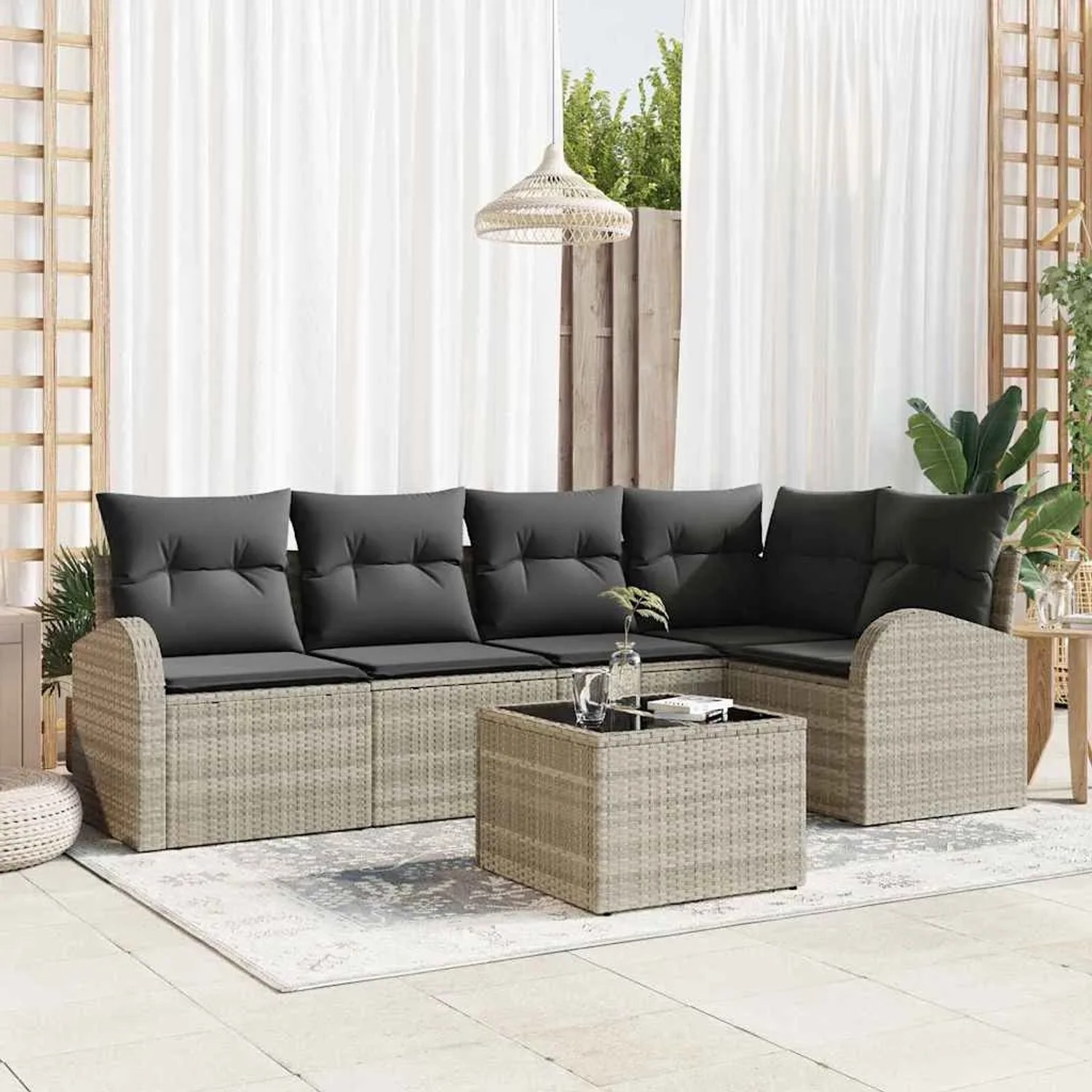 Hellgraues 6-tlg. vidaXL Garten-Sofa-Set aus Poly Rattan mit Tisch und grauen Kissen.