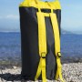 Bestway Hydro-Force SUP River Board-Set Kahawai im Transportrucksack am Strand.