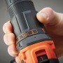 Detailaufnahme Black+Decker Akku-Schlagbohrschrauber: Drehmomenteinstellung und Hand.