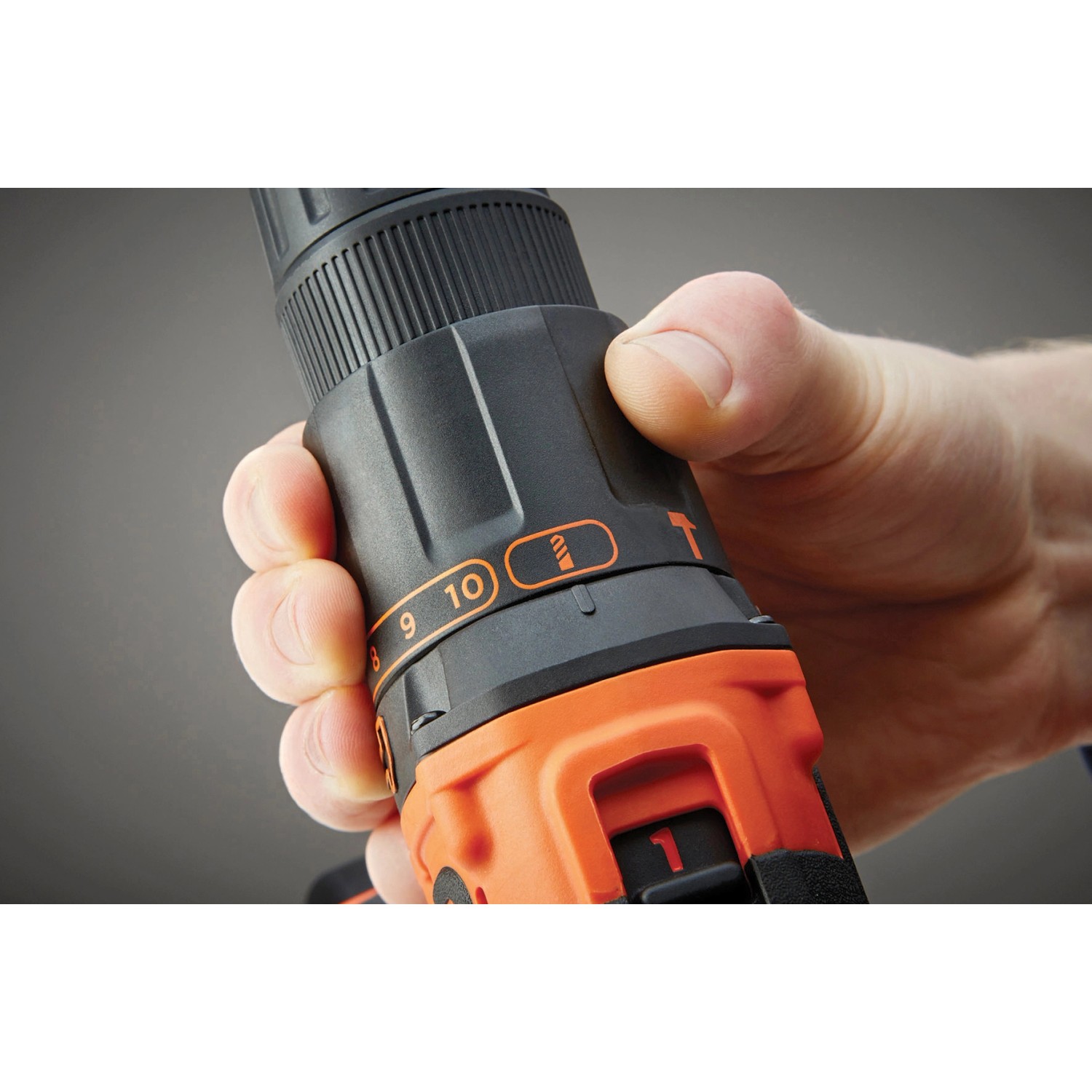 Detailaufnahme Black+Decker Akku-Schlagbohrschrauber: Drehmomenteinstellung und Hand.