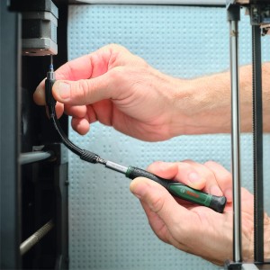Hände nutzen Bosch Präzisions-Schraubendreher mit flexibler Verlängerung für Arbeiten an schwer zugänglichen Stellen.