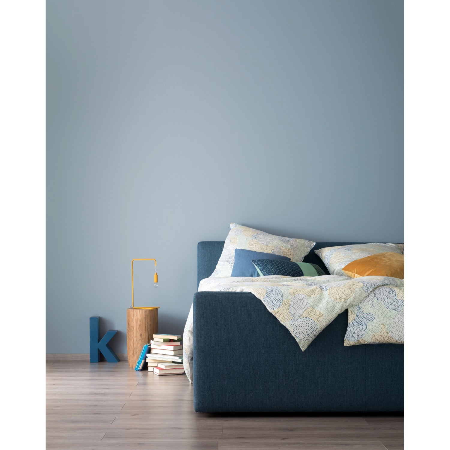 Schlafzimmer mit Wandfarbe in Entspanntes Nordischblau, matte Schöner Wohnen Designfarbe.