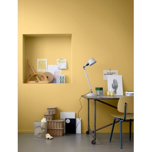 Wand in Hafergelb mit Alpina Farbe, Arbeitsplatz mit Schreibtisch und Stuhl.