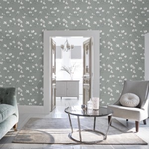 Laura Ashley Vliestapete Magnolia Grove Slate im Raum, florales Muster, schiefergrau-blauer Hintergrund.