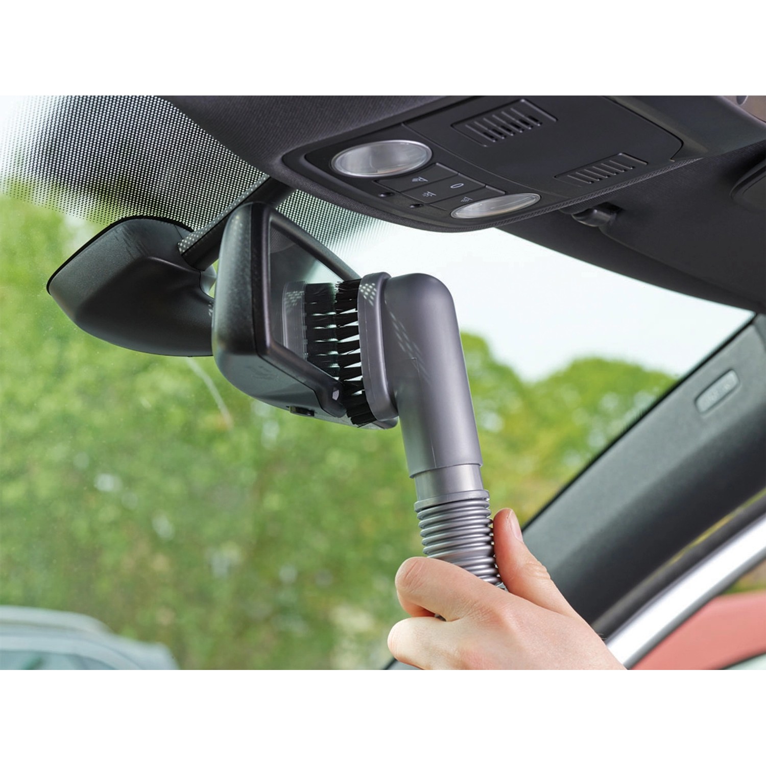 Black+Decker Autosauger ADV1200 in Nutzung zur Reinigung des Autoinnenraums.