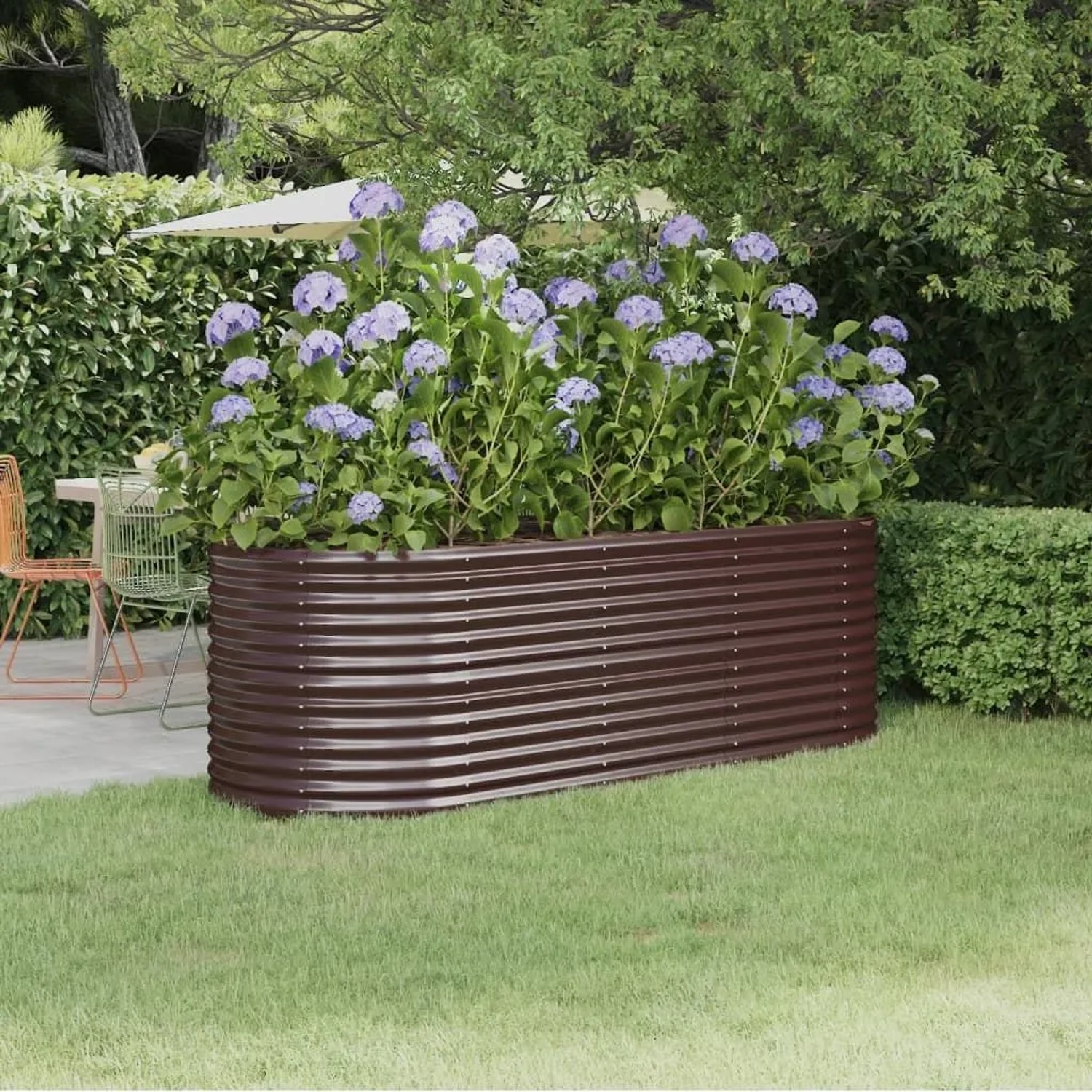Braunes furnicato Metall-Hochbeet (224x80x68 cm) mit blühenden Hortensien im Garten.