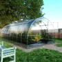Klasika Greenhouses Tube Gewächshaus 18m² mit Polycarbonatabdeckung im Garten.