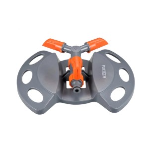 FUXTEC 3-Arm-Kreisregner FX-3AKRG1 mit grauem Standfuß und orangefarbenen Sprüharmen für Gartenbewässerung.