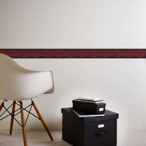 Romantische Tapetenbordüre mit Rosenmuster in Rot und Schwarz für Schlafzimmer.