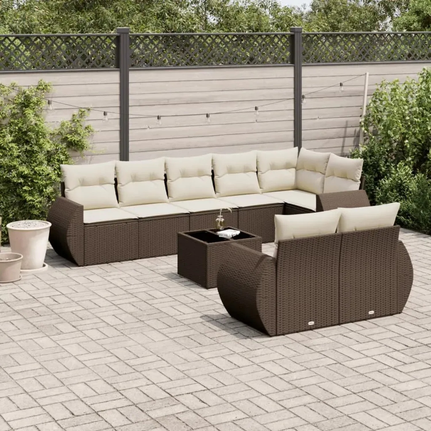 Braune 9-tlg. vidaXL Garten-Sofagarnitur aus Rattan mit cremefarbenen Kissen und Tisch.