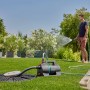 Gardena Gartenpumpe 4200 Silent Set im Einsatz: Mann bewässert Garten mit der leisen Gartenpumpe.