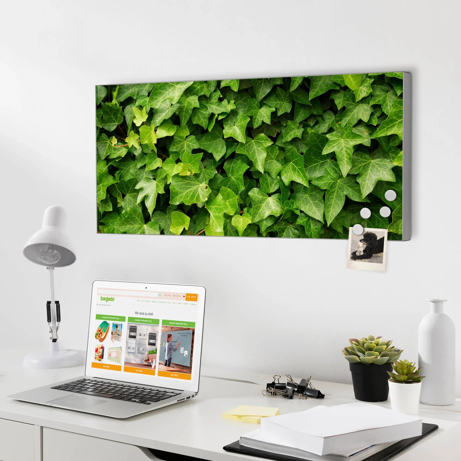 Silberne Magnettafel 78x37cm mit Efeu-Motiv als Wanddekoration mit Magneten.