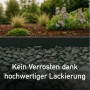 Anthrazitfarbene Metall Rasenkante trennt Beet von Kies. Robust, lackiert und rostbeständig für den Garten.