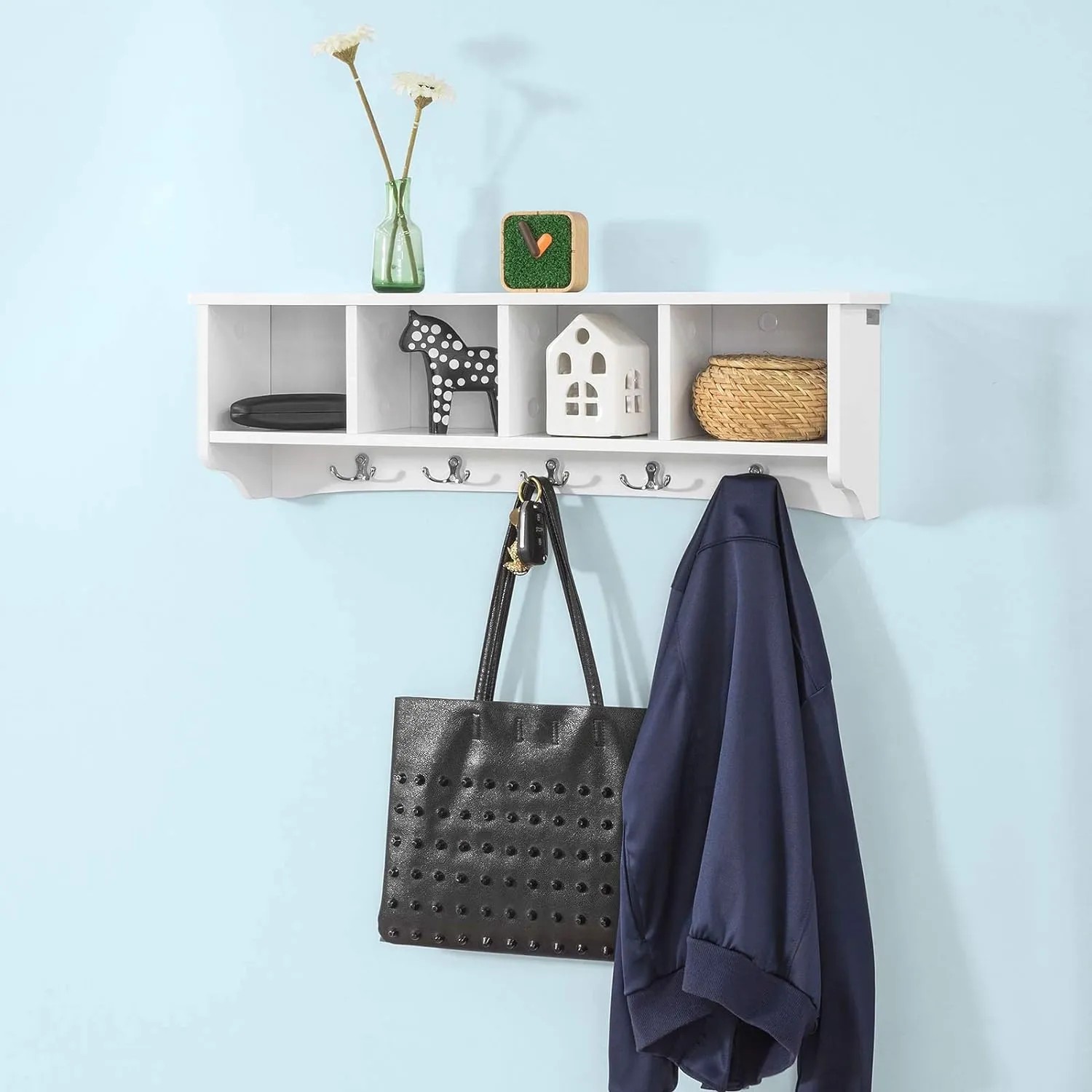 Weiße SoBuy Wandgarderobe mit 5 Haken, Fächern, Jacke und Tasche an blauer Wand.