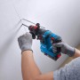 Bosch Professional Akku-Bohrhammer GBH 18V-18 X im Einsatz beim Bohren in eine Decke.