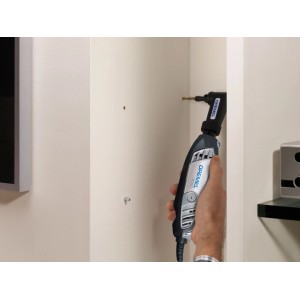 Dremel Winkelvorsatz 575 am Multifunktionswerkzeug bohrt in enger Ecke. Ideal für schwer zugängliche Stellen.