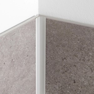 Grosfillex Winkelleiste GX Wall+ in Silber, passend für Paneele und Fliesen im Innenbereich.