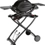 Schwarzer Weber Gasgrill Q 1200 mit Brenner und Rollwagen. Kompakter Grill für Balkon und Garten.