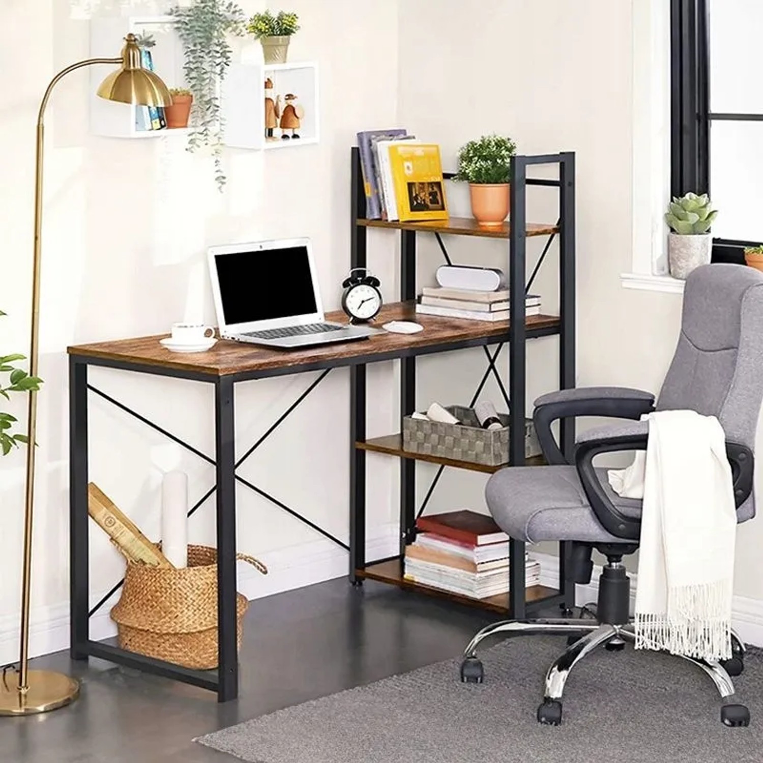 Rebiko Industrieller Schreibtisch mit rustikaler Holzplatte, schwarzem Metallgestell und integriertem Regal für Büro.