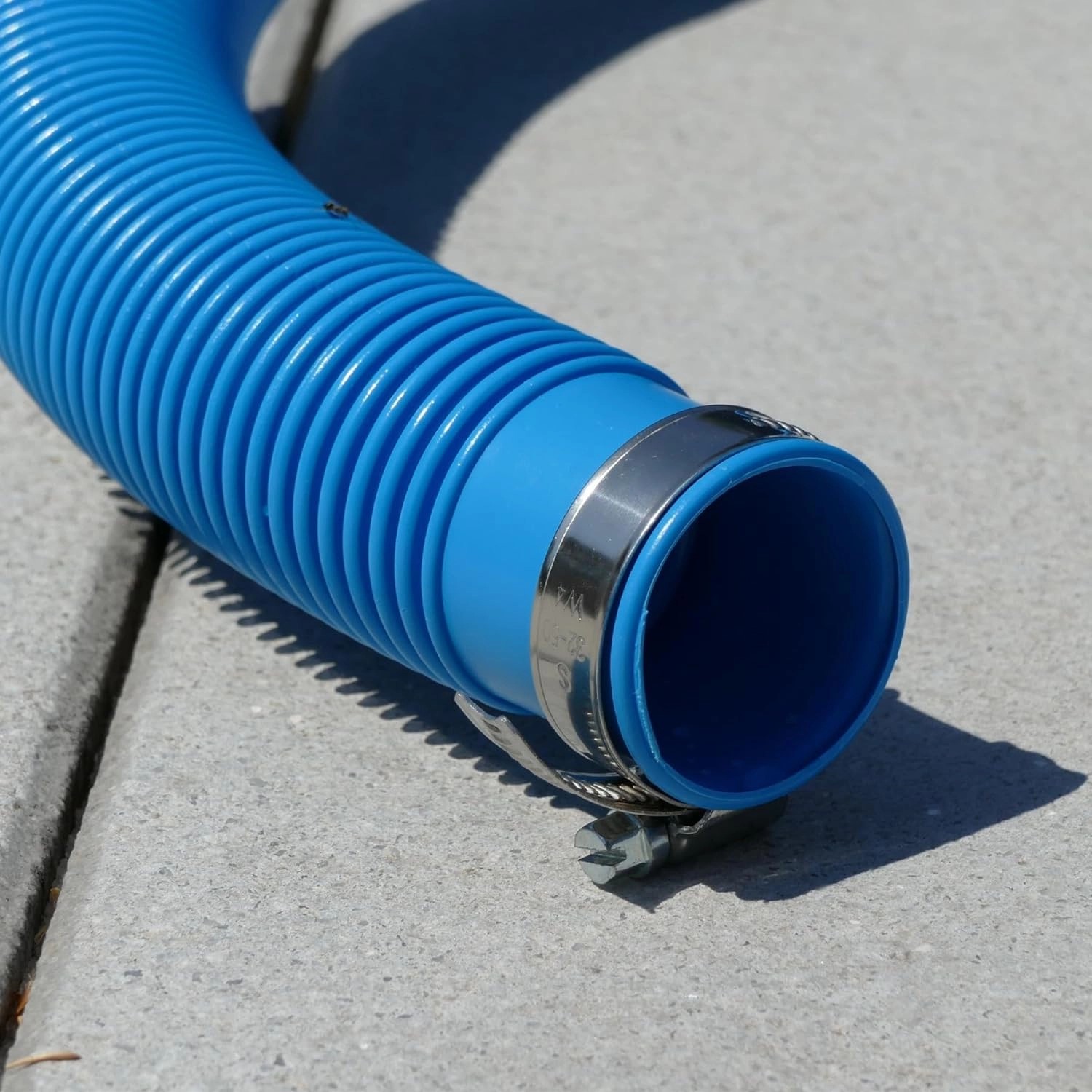 Blauer poolomio Poolschlauch (32mm) mit Trennmuffe und Schlauchschelle.